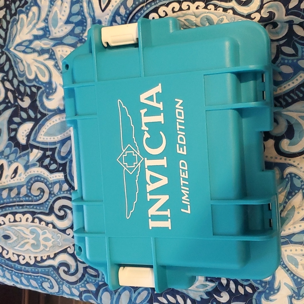 invicta limited edition 3 slot aqua/blue and white watch case